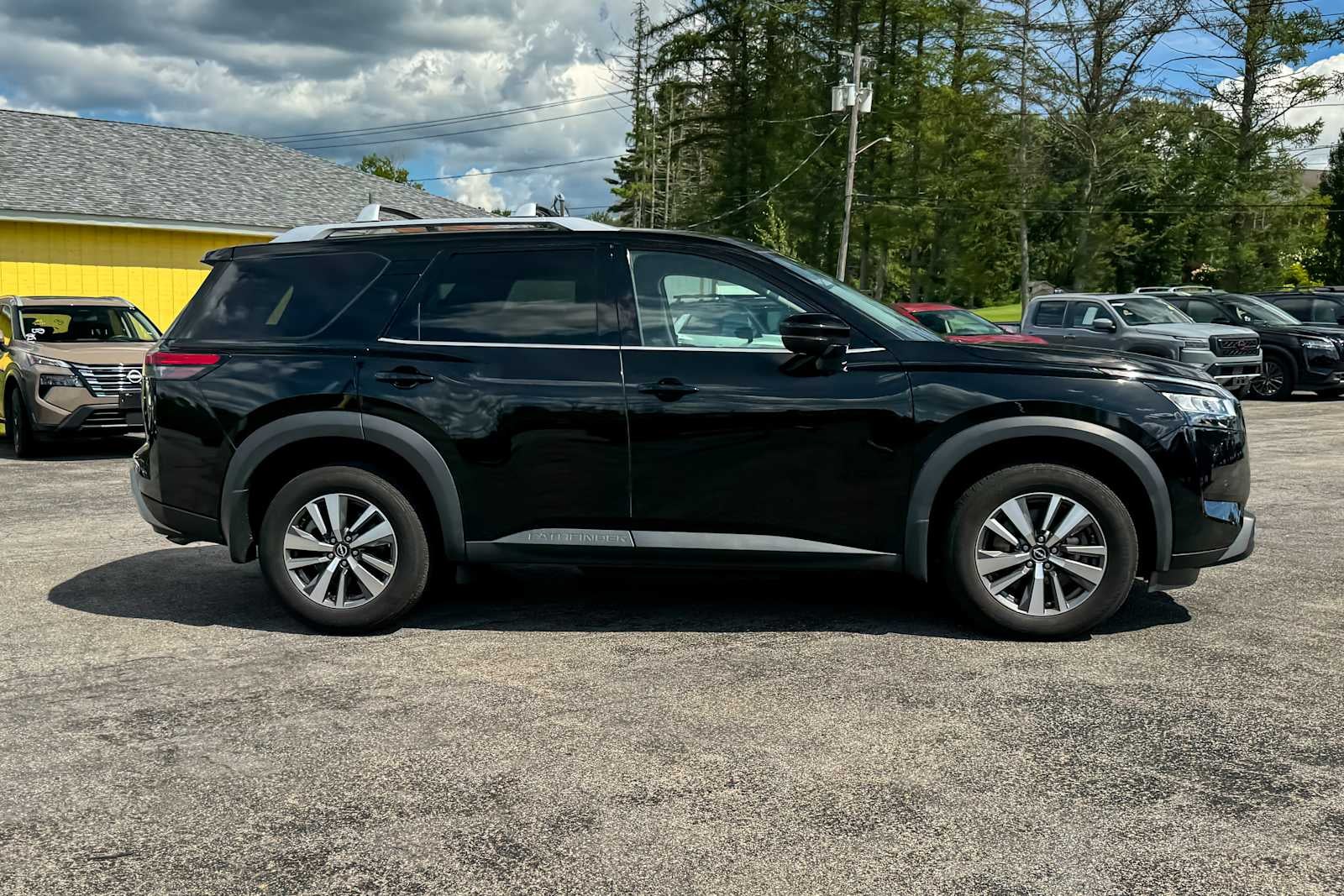 2024 Nissan Pathfinder SL