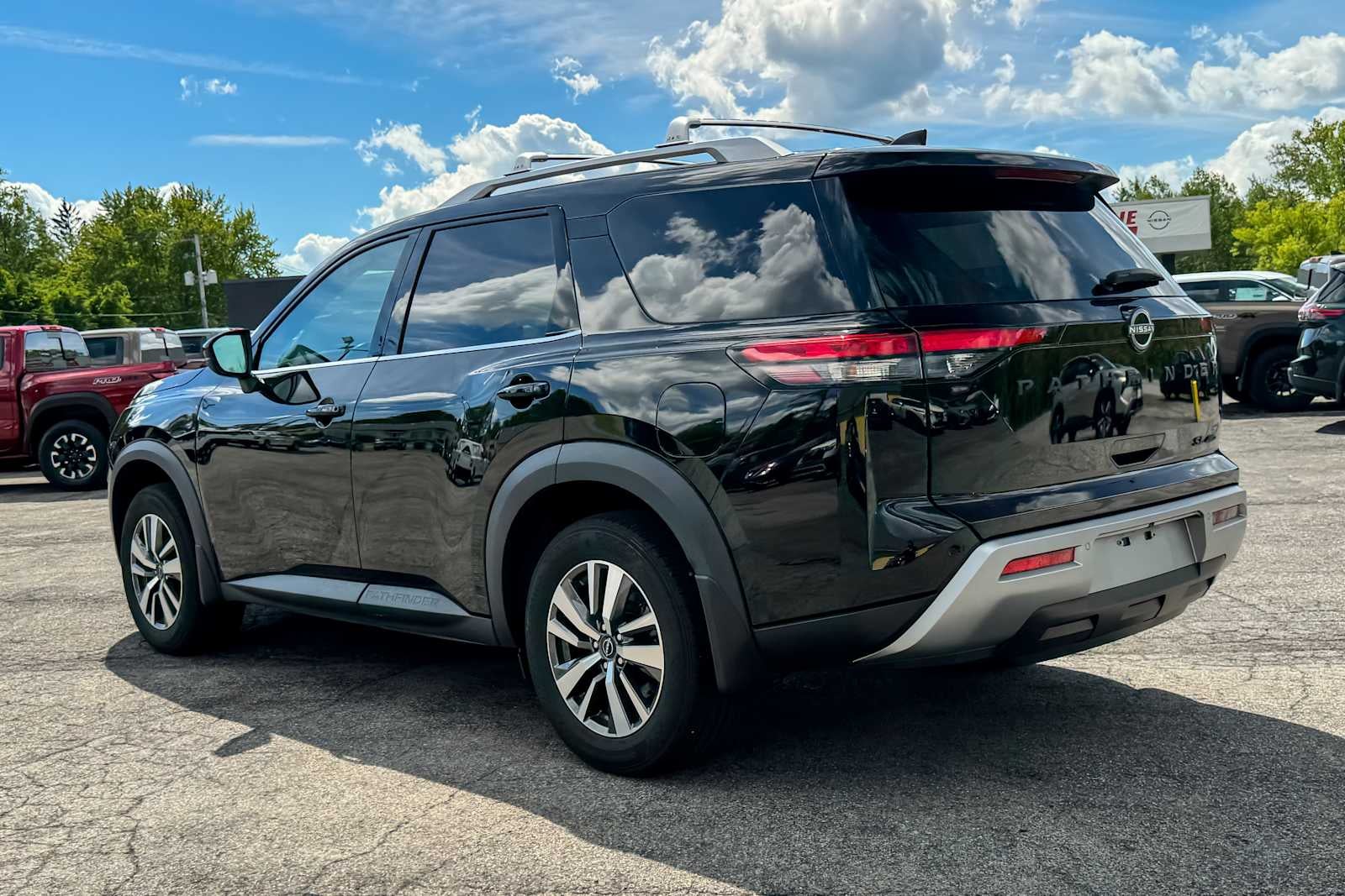 2024 Nissan Pathfinder SL
